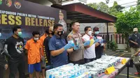 Polisi menangkap 2 orang di Tangerang terkait penyimpanan obat terlarang. (Pramita/Liputan6.com).