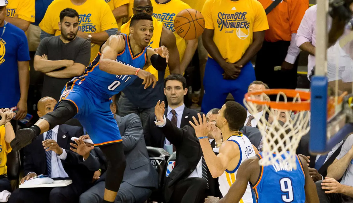 Pemain OKC Thunder, Russell Westbrook #0 melakukan tembakan saat dihadang pemain Warriors pada final wilayah barat NBA Playoffs di Oracle Arena, (31/5/2016) WIB. Warriors menang 96-88. (Mandatory Credit: Kyle Terada-USA TODAY Sports)