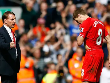 Kapten Liverpool, Steven Gerrard (kanan) tidak bisa menyembunyikan kekecewaannya usai dikalahkan Chelsea 0-2 di stadion Anfield, Liverpool, (27/4/2014). (REUTERS/Darren Staples)