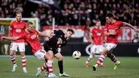 Gelandang AZ Alkmaar, Dani de Wit, berebut bola dengan gelandang Manchester United, Daniel James, pada laga Liga Europa di Stadion ADO, The Hague, Kamis (3/10). Kedua klub bermain imbang 0-0. (AFP/John Thys)