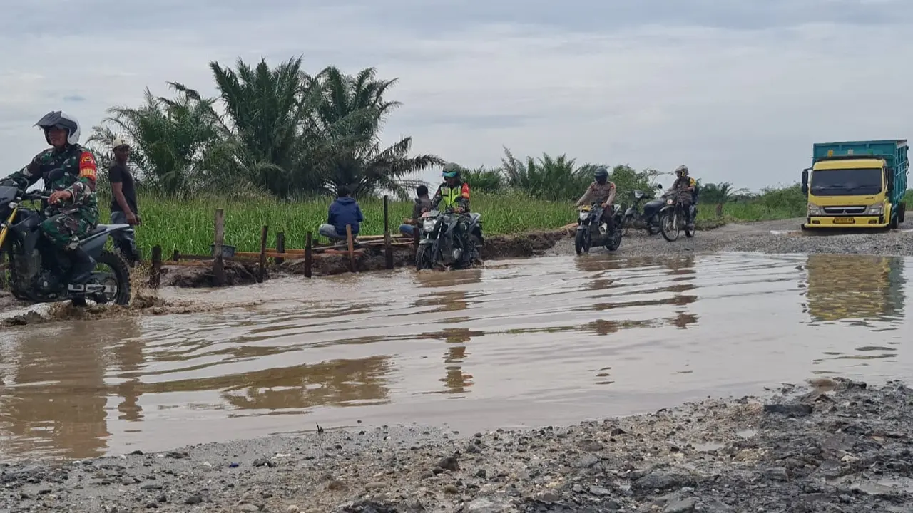 Personel Polres Rokan Hulu bersama TNI menuju desa perbatasan untuk sukseskan Pilkada 2024.