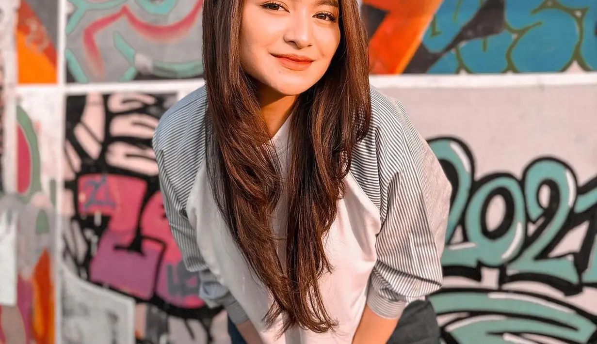 Rambut panjangnya ditata bergelombang dan diberi bando pita, Nathalie juga tampak merias wajahnya secara minimalis. Foto: Instagram.