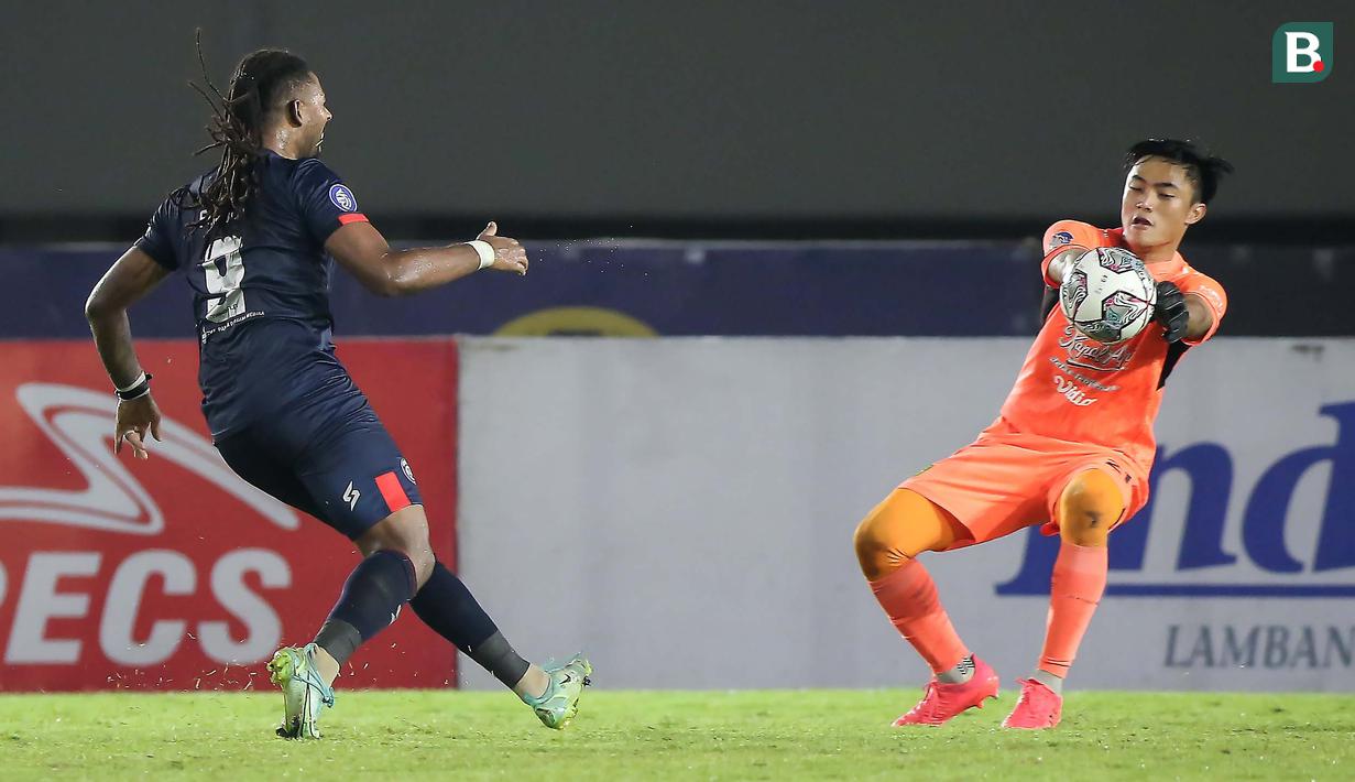 Dua klub Jawa Timur itu harus puas bermain imbang 2-2 dalam laga bertajuk Derbi Jatim pada pekan ke-11 di Stadion Manahan, Solo, Sabtu (6/11/2021) malam. (Bola.com/Bagaskara Lazuardi)