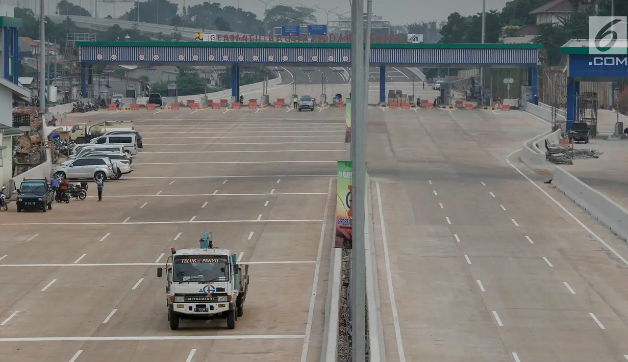 Truk melintas di dekat proyek Tol Depok-Antasari (Desari) seksi 1 di Jakarta Selatan, Selasa (17/7). Direncanakan tol seksi 1 yang menghubungkan Antasari-Brigif diresmikan pada Agustus 2018 mendatang. (Liputan6.com/Immanuel Antonius)