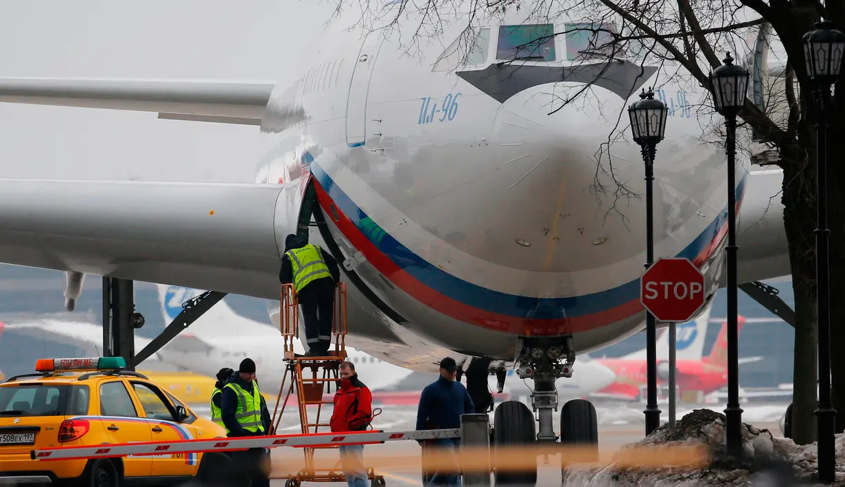 Sebuah pesawat membawa para diplomat Rusia yang diusir dari Amerika Serikat dan keluarga mereka mendarat di bandara Vnukovo, Moskow, Minggu (1/4). 60 diplomat Rusia diusir karena kebuntuan diplomatik antara Rusia dan Inggris. (AP/Alexander Zemlianichenko)