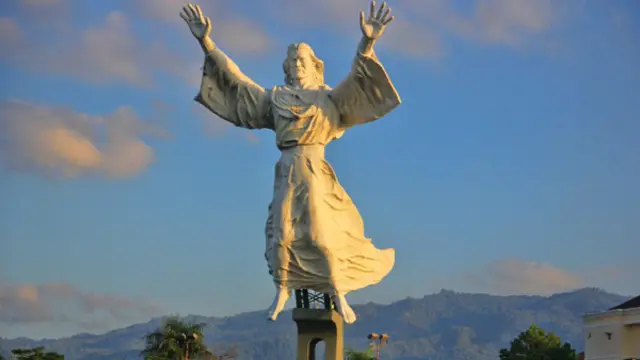 Contoh Patung Figuratif