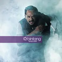 Menyimak karakter protagonis yang dimainkan Oka Antara dalam sisi gelapnya Jakarta. (Fotografer: Bambang E. Ros/Bintang.com, Stylist: Indah Wulansari/Bintang.com, Digital Imaging: Muhammad Iqbal Nurfajri/Bintang.com)