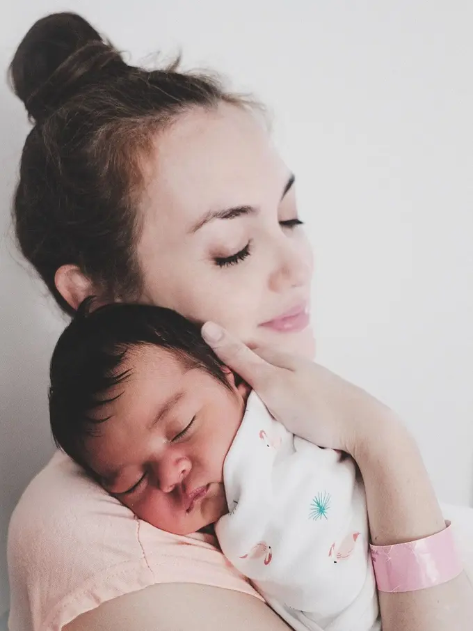 Sudah Jadi Ibu, Ini 6 Momen Rianti Cartwright Asuh Baby Rose