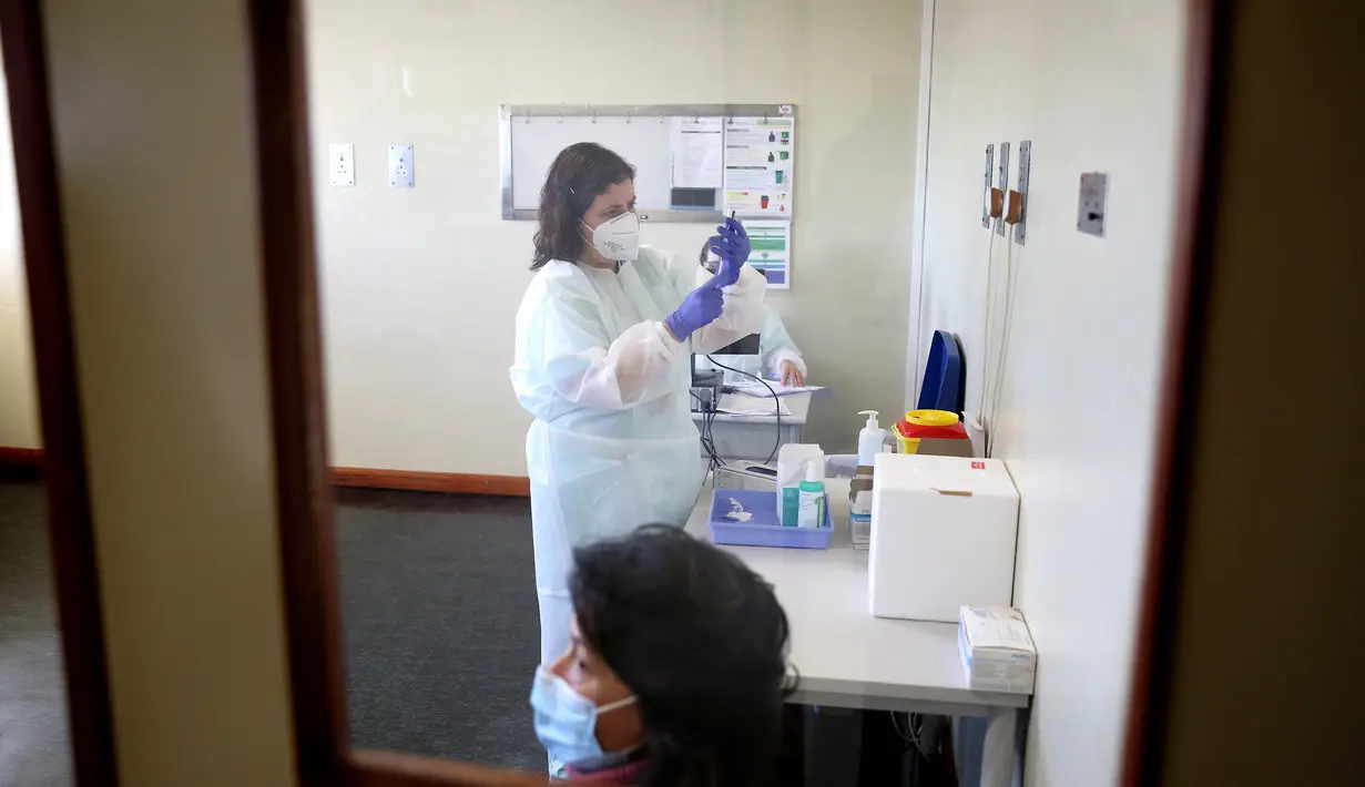Seorang perawat menyiapkan dosis vaksin COVID-19 Pfizer-BioNTech di Rumah Sakit Santa Maria di Lisbon, Portugal (27/12/2020). Peluncuran vaksin dilakukan ketika kasus strain baru COVID-19 yang lebih menular dikonfirmasi di beberapa negara Eropa serta Kanada dan Jepang. (Xinhua/Pedro Fiuza)