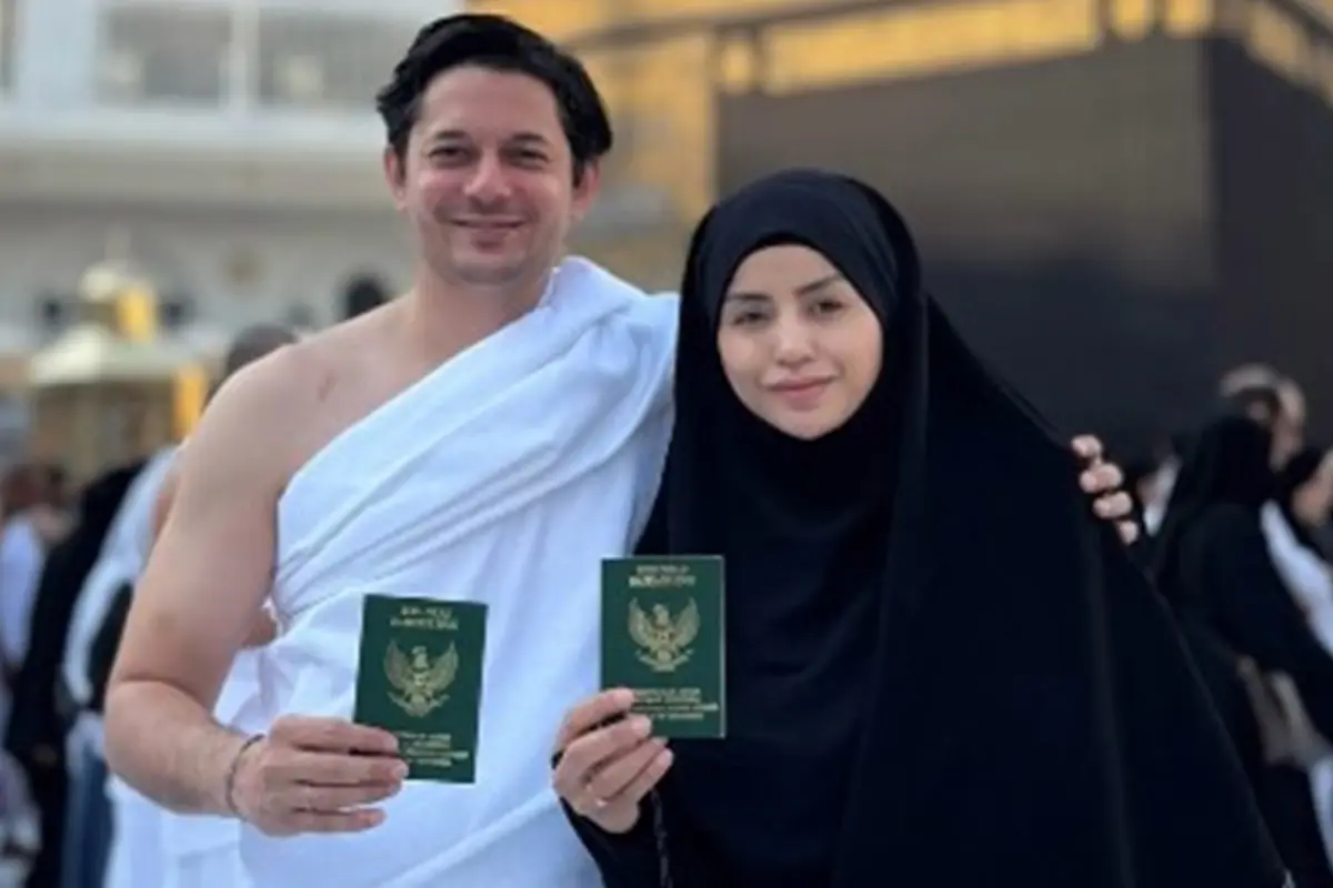 6 Potret Andrew Andika dan Violentina Kaif Umrah, Pamer Buku Nikah di Depan Ka'bah
