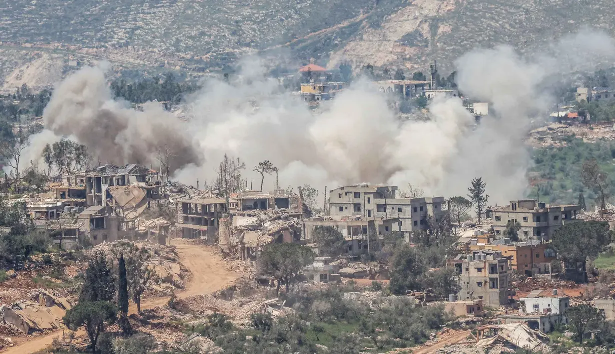Asap mengepul setelah ledakan di Lebanon selatan dekat perbatasan seperti terlihat dari Upper Galilee, Israel Utara pada Senin 27 April 2026. (Jalaa MAREY/AFP)