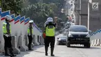 Petugas mengatur kendaraan pemudik di tanjakan Kali Kenteng, ruas tol fungsional Salatiga-Kartasura, Susukan, Kabupaten Semarang, Jateng, Selasa (12/6). Pengelola tol setempat menyiagakan enam petugas khusus pengganjal ban. (Liputan6.com/Arya Manggala)