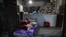 Di sana, mereka harus berjuang untuk mendapatkan akses terhadap kebutuhan dasar seperti air dan makanan. Tampak dalam foto, seorang bayi duduk di atas meja kasir di sebuah apotek di lingkungan Al-Saftawi, sebelah barat kota Jabalia di Jalur Gaza utara pada Rabu 10 Desember 2025. (BASHAR TALEB/AFP)