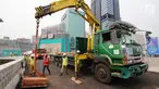 Pekerja mempersiapkan alat untuk melakukan uji beban statis dan dinamis Simpang Susun Semanggi, Jakarta, Kamis (13/7). Uji beban dilakukan guna menguji kelayakan Simpang Susun Semanggi sebelum diresmikan 17 Agustus mendatang. (Liputan6.com/Angga Yuniar)