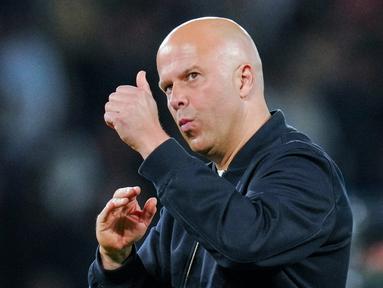 Pelatih Liverpool, Arne Slot, tampak santai setelah skuad asuhannya kalah dengan skor 0-2 saat bertemu PSG pada leg pertama perempat final Liga Champions di Parc des Princes, Paris hari Kamis (09/04/2026) dini hari WIB. (AP Photo/Aurelien Morissard)