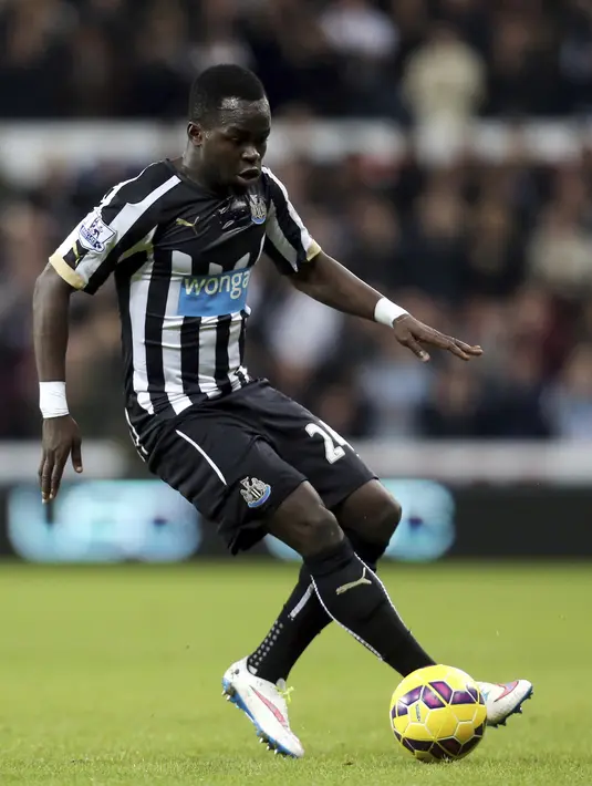 Aksi Cheick Tiote saat masih berseragam Newcastle United pada laga Premier League melawan Everton di Saint James Park stadium, Newcastle, (28/12/2014).  (AP/Scott Heppell, file)