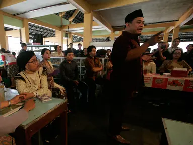 Sejumlah aktor dari Forum Aktor Yogyakarta  mementaskan teater dengan judul 'Bank Pasar Rakyat' di Pasar Beringharjo, Yogyakarta, Rabu (21/9). (Liputan6.com/Boy Harjanto)