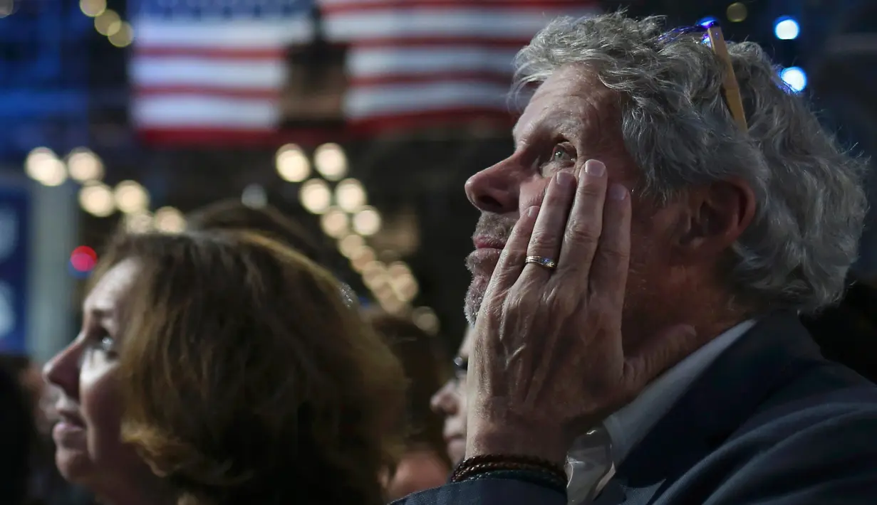 Ekspresi seorang pendukung dari Capres Partai Demokrat Hillary Clinton saat menyaksikan hasil perhitungan suara Pilpres AS 2016 di Jacob K. Javits Convention Center di New York, AS, (8/11). (REUTERS/Adrees Latif)
