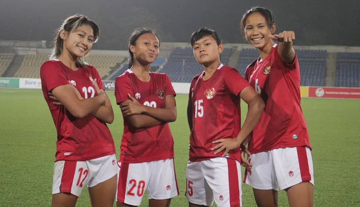 Timnas Putri Indonesia berhasil meraih prestasi dengan menembus putaran final Piala Asia 2022. Zahra menjadi pemain penting yang kerap mengatur skema penyerangan Garuda Pertiwi. Tak heran, jika peran penting Zahra ini turut mempengaruhi prestasi timnas. (Liputan6.com/IG/@zahmuz12)