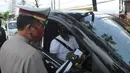 Polantas Polres Bogor memeriksa surat domisili pengemudi mobil  yang melintasi Pos Pengawasan Larangan Mudik di Cigombong, Bogor, Rabu (29/4/2020). (merdeka.com/Arie Basuki)
