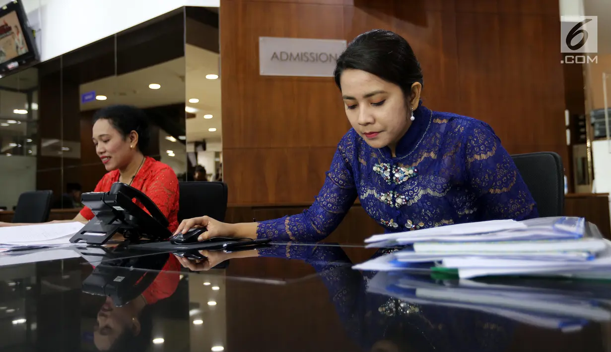Dua tenaga administrasi kenakan baju kebaya saat peringati Hari Kartini di RS Siloam TB Simatupang, Jakarta, Sabtu (21/4). Kegiatan ini untuk mengenang jasa-jasa Kartini sebagai sosok pejuang wanita. (Liputan6.com/Fery Pradolo)