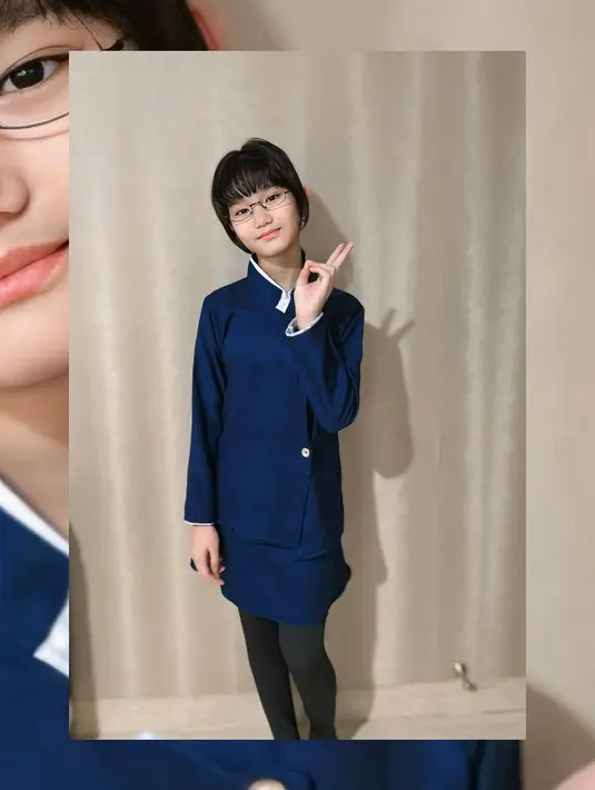 Pada unggahan lainnya, Bilqis mengganti celana panjangnya dengan rok yang dipadukan dengan legging hitam. Sepatu hitam melengkapi tampilan yang terlihat klasik sekaligus modern, semakin menegaskan nuansa ala wanita Jepang. Gaya berpakaiannya ini dianggap cocok dengan kepribadiannya yang ceria dan fashionable.  (Liputan6.com/IG/@ayutingting92)
