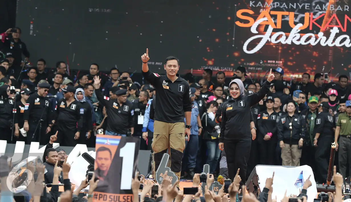 Pasangan calon gubernur dan wakil gubernur DKI Jakarta no 1, Agus dan Sylvi menyapa simpatisan pada  Kampanye Akbar Satukan Jakarta di kawasan Kuningan, Jakarta, Sabtu (11/02). (Liputan6.com/Herman Zakharia)