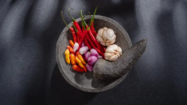 Begini Cara Ngulek Sambal Biar Cepat Halus dan Cita Rasanya Keluar, Wajib Dicontoh