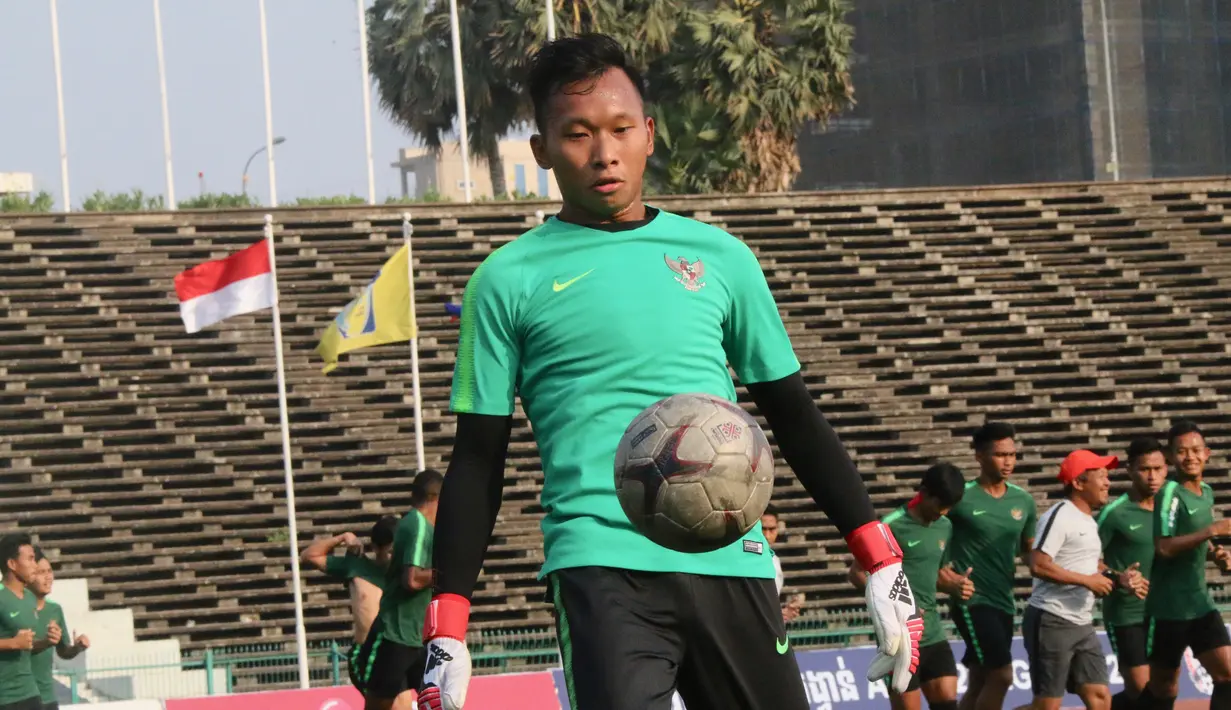 Kiper Timnas Indonesia U-22, Awan Setho, mengontrol bola saat latihan di Stadion National Olympic, Phnom Penh, Sabtu (23/2). Latihan ini persiapan jelang laga semifinal Piala AFF U-22 melawan Vietnam. (Bola.com/Zulfirdaus Harahap)