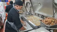 Sejumlah koki dan pekerja katering Golden Guest berpacu dengan waktu menyiapkan makanan untuk seluruh jemaah haji Indonesia yang mendarat di Bandara Jeddah. (Liputan6.com/Nafiysul Qodar)