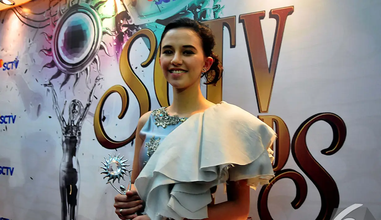 Dahlia Poland raih penghargaan Aktris Pendamping Paling Ngetop di ajang SCTV Awards 2014. Foto diambil pada Sabtu (29/11/2014). (Liputan6.com/Johan Tallo)