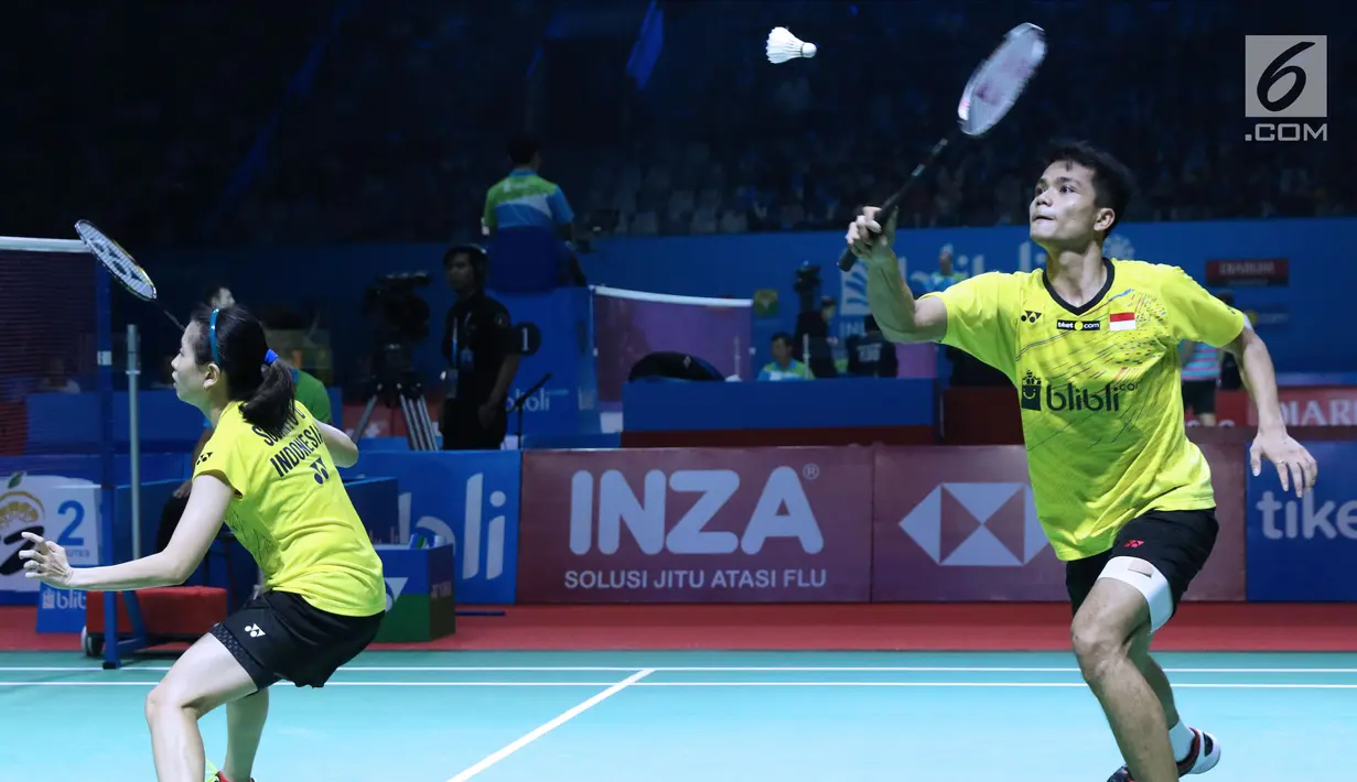 Ganda campuran Indonesia, Ricky Karandasuwardi/Debby Susanto mengembalikan kok ke arah He Jiting/Du Yue (China) pada Indonesia Open 2018 di Istora GBK, Jakarta, Selasa (3/7). Ricky/Debby unggul. 17-21, 21-13, 24-22 (Liputan6.com/Helmi Fithriansyah)