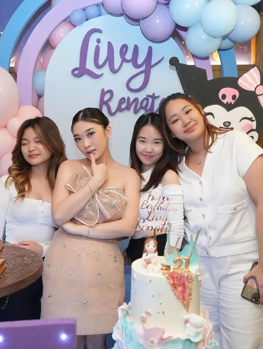 Livy juga tampak memilih gaun yang sederhana bak boneka barbie. Ia memilih mini dress dengan detail payet-payet yang berkilauan dan pita yang besar di bagian dada. Foto: Instagram.
