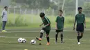 Pemain Timnas Indonesia U-16, Tristan Alif, menendang bola saat pemusatan latihan di Sawangan, Senin (13/5). Sebanyak 41 anak mengikuti seleksi untuk memperkuat timnas di Piala AFF U-15 2019 di Thailand. (Bola.com/M Iqbal Ichsan)