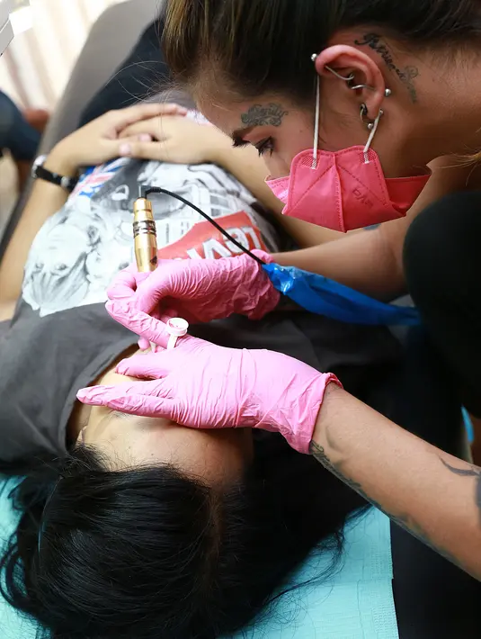 Bintang.com berkesempatan ngobrol dan ngikuti kegiatannya dari kerja sampai saat bermain dengan ketiga anaknya. (Galih W. Satria/Bintang.com)