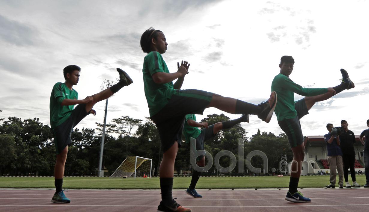 Peregangan otot oleh pemain Timnas U-19 sebelum berlatih di Stadion Atang Sutresna Kopasus, Cijantung, Kamis (06/04/2017). Latihan ini bagian dari seleksi tim persiapan Piala AFF U-18 di Myanmar. (Bola.com/Nicklas Hanoatubun)