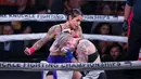 Alma Garcia beradu dengan Bec Rawlings dalam pertandingan kelas 44 kg Bare Knuckle Fighting Championship atau tinju tanpa sarung tangan di Cheyenne, 2 Juni 2018. Tak ada penghalang tangan di jenis pertarungan ini. (AP Photo/Michael Smith)