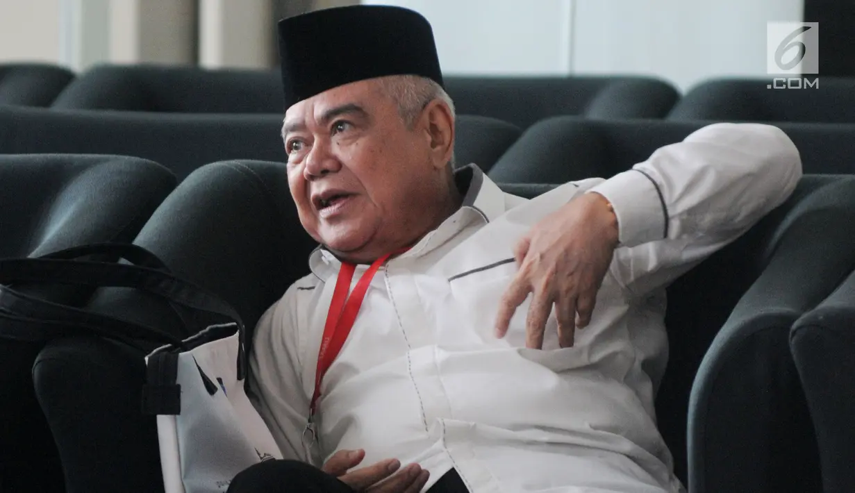 Anggota Komisi VII DPR RI, Nawafie Saleh berada di ruang tunggu sebelum menjalani pemeriksaan di Gedung KPK, Jakarta, Senin (24/9). Nawafie Saleh diperiksa sebagai saksi untuk tersangka mantan Sekjen Golkar Idrus Marham. (Merdeka.com/Dwi Narwoko)