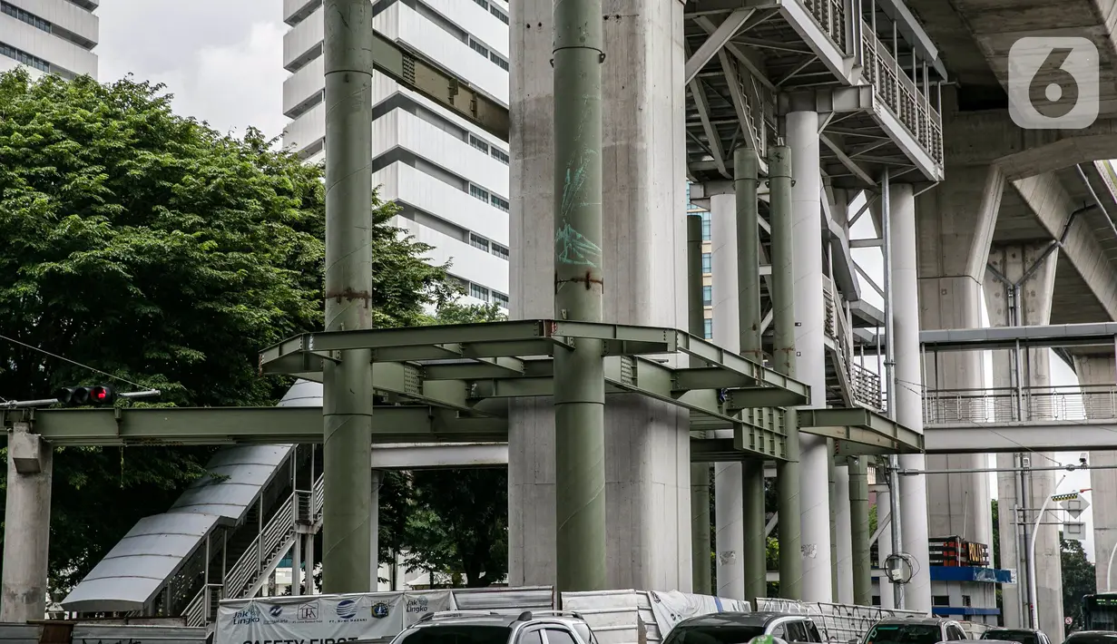 Kondisi proyek pembangunan jembatan layang atau skybridge untuk integrasi Halte Transjakarta Centrale Stichting Wederopbouw (CSW) di Stasiun MRT Asean, Jakarta, Selasa (19/1/2021). Terlihat banyak coretan vandalisme pada proyek pembangunan Skybridge CSW. (Liputan6.com/Faizal Fanani)