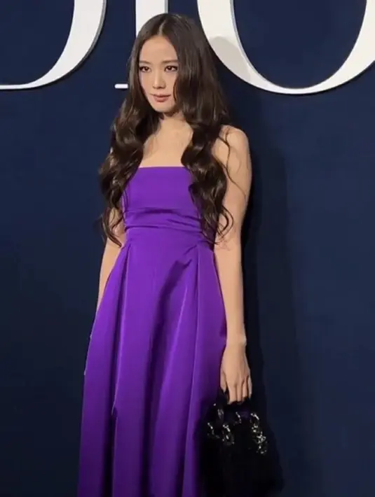 Tak ketinggalan, Jisoo pun membawa mini bag lady Diornya. Ia pun tampil tanpa aksesori namun tetap mewah. Dengan rambut panjang belah tengah bergaya wave. Dok: Twitter