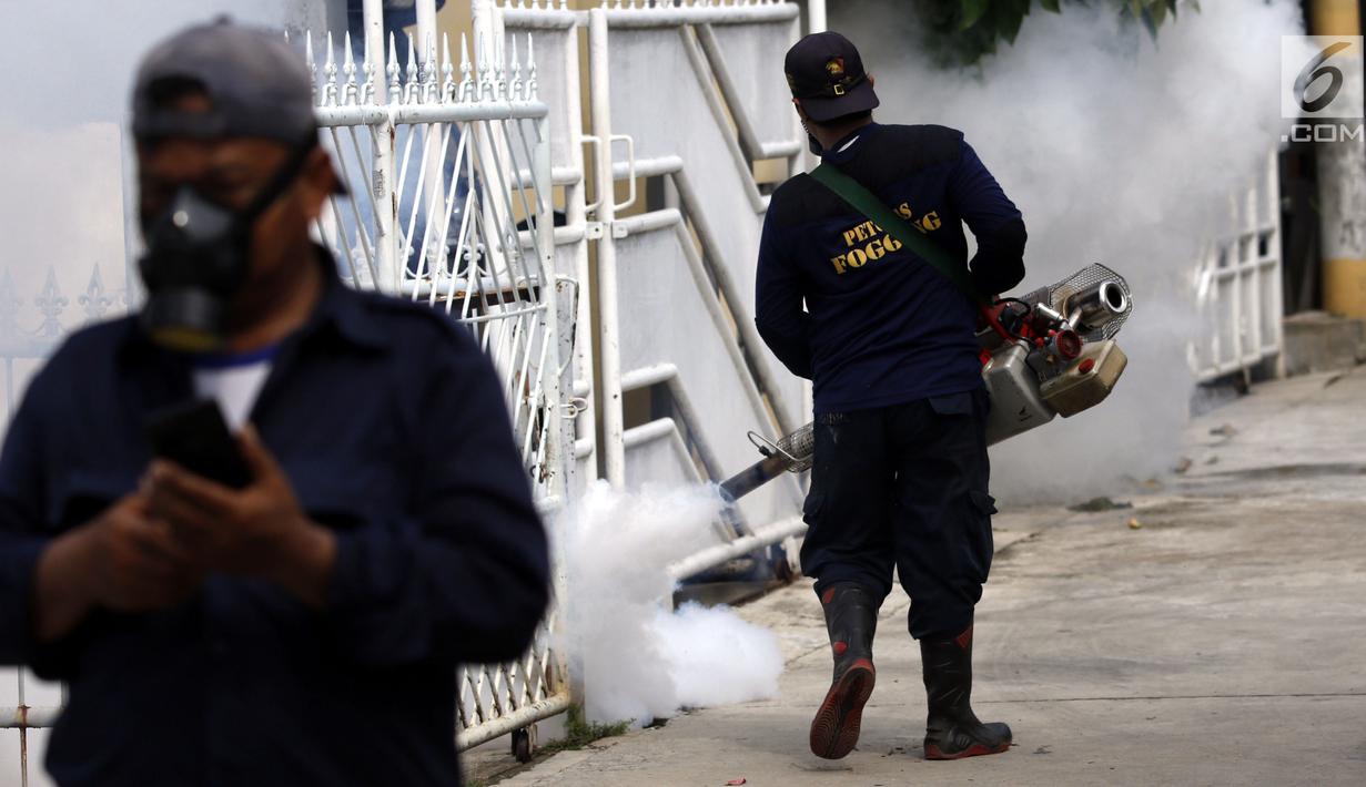 Petugas melakukan pengasapan atau fogging di permukiman warga di Jalan Delima Raya, Jakarta Barat, Selasa (30/4/2019). Pengasapan tersebut untuk mencegah penyebaran penyakit Demam Berdarah Dengue (DBD) melalui nyamuk Aedes Aegypti saat musim hujan mulai terjadi di Jakarta. (Liputan6.com/Johan Tallo)