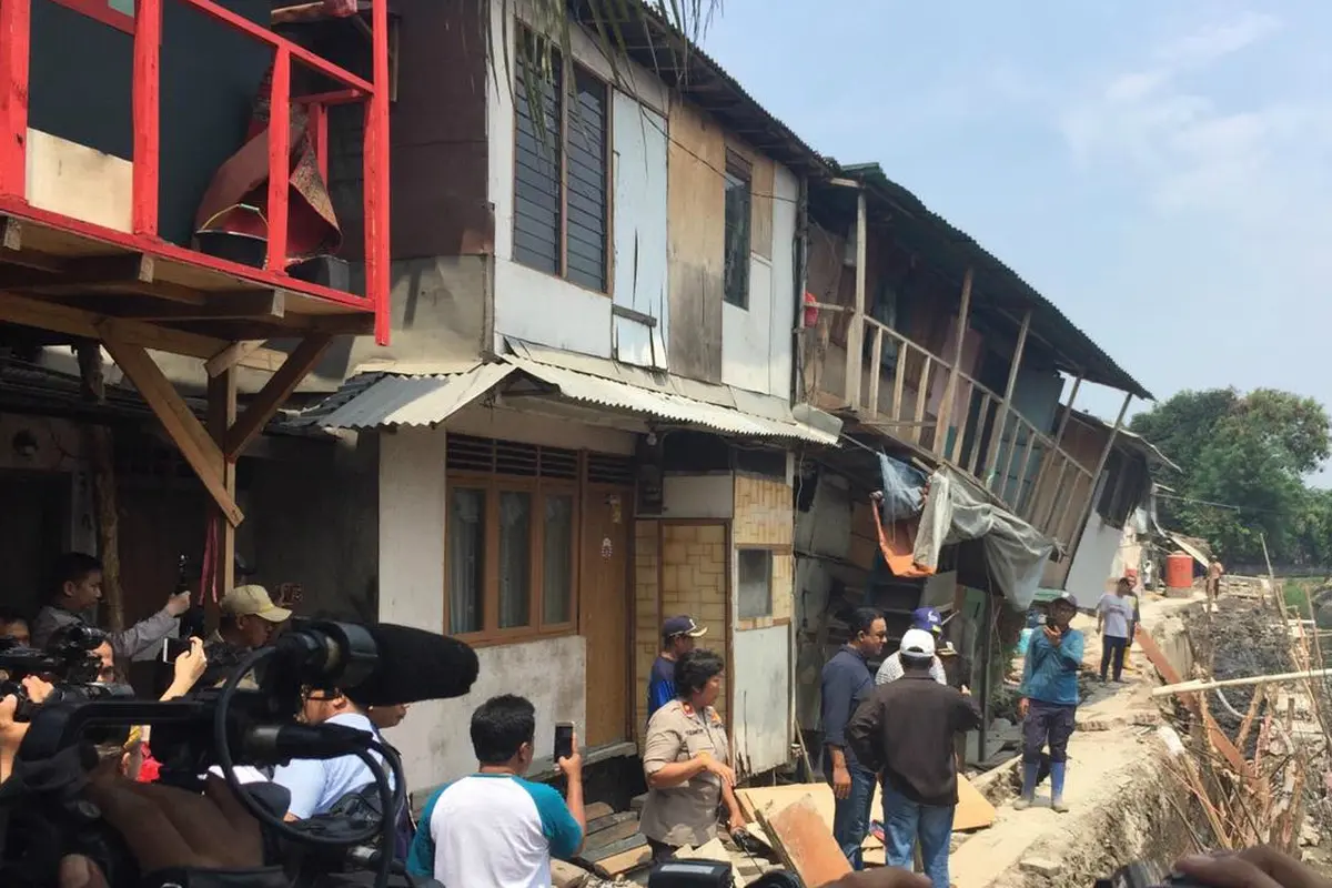 Gubernur DKI Jakarta Anies Baswedan meninjau lokasi rumah yang ambles di bantaran Kali Anak Ciliwung, Pademangan.