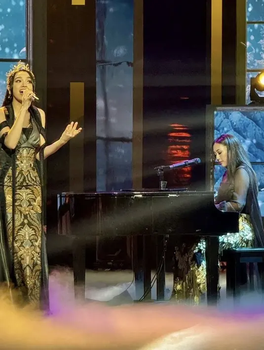 Hadir sebagai pengisi acara, Lyodra pun tampil mengenakan dress batik sleeveless dengan aksen rumbai warna hitam. [@sherinamunaf]