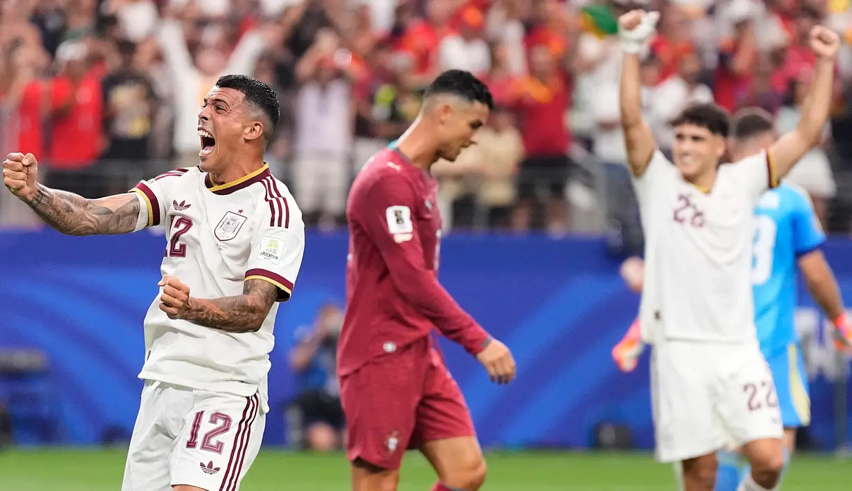 Pemain Spanyol Pedro Porro dan Pau Cubarsi  bereaksi gembira sementara pemain Portugal Cristiano Ronaldo tertunduk lesu  setelah Spanyol mengalahkan Portugal dalam pertandingan sepak bola babak 16 besar Piala Dunia di Arlington, Texas, dekat Dallas, Senin, 6 Juli 2026. (AP Photo/Ashley Landis)