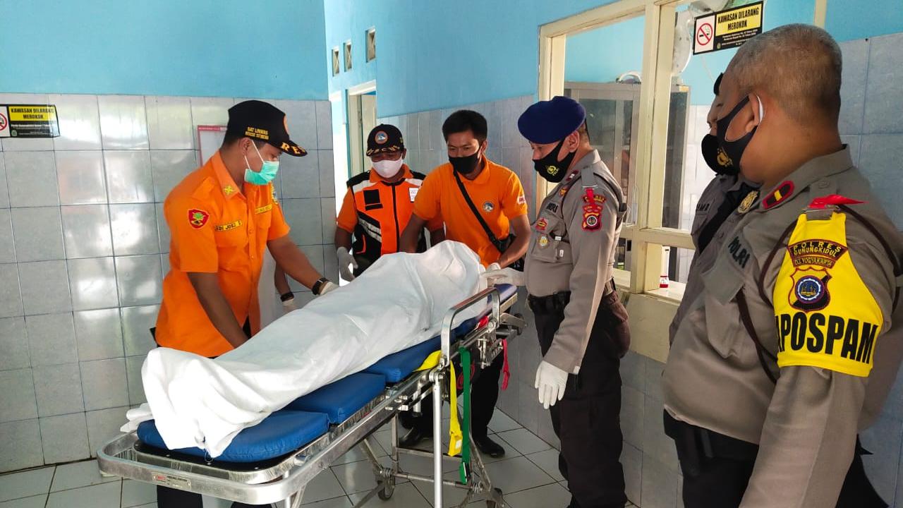 Wisatawan Pantai Sarangan, Gunungkidul meninggal dunia dalam perjalanan menuju ke Pos SAR Baron. (Foto: Liputan6.com/Hendro Ary Wibowo)