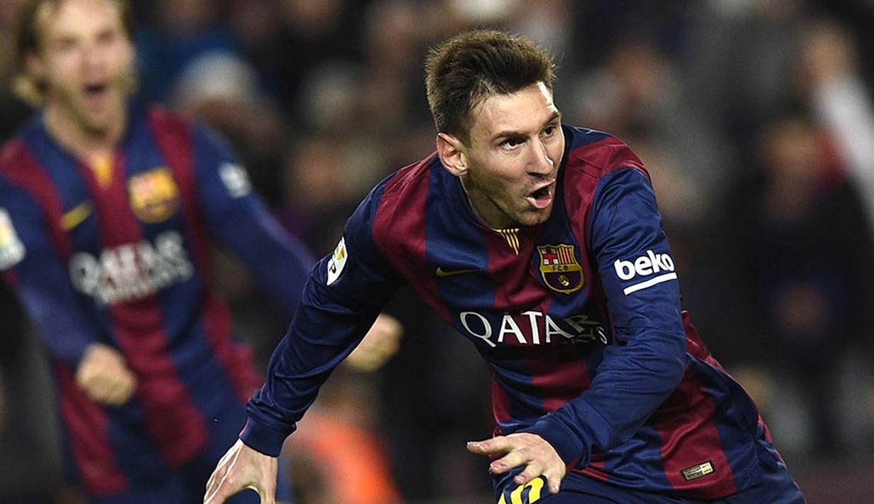 Penuh semangat penyerang Barcelona, Lionel Messi, merayakan gol usai membobol gawang Atletico Madrid pada laga La Liga di Stadion Camp Nou, Spanyol, Minggu (11/1/2015). (AFP/Lluis Gene)