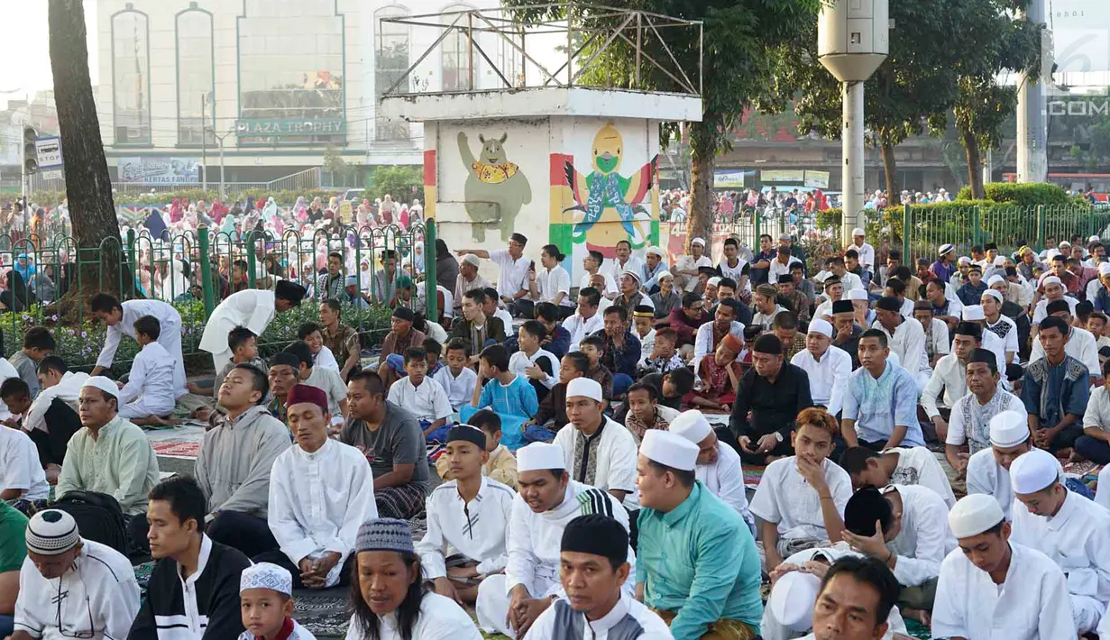 Warga berkumpul untuk melaksanakan salat Id di kawasan persimpangan Pasar Senen, Jakarta, Rabu (5/6/2019). Hari Raya Idul Fitri 1440 H dirayakan berbagai umat Muslim di seluruh Indonesia dan dunia. (Liputan6.com/Immanuel Antonius)