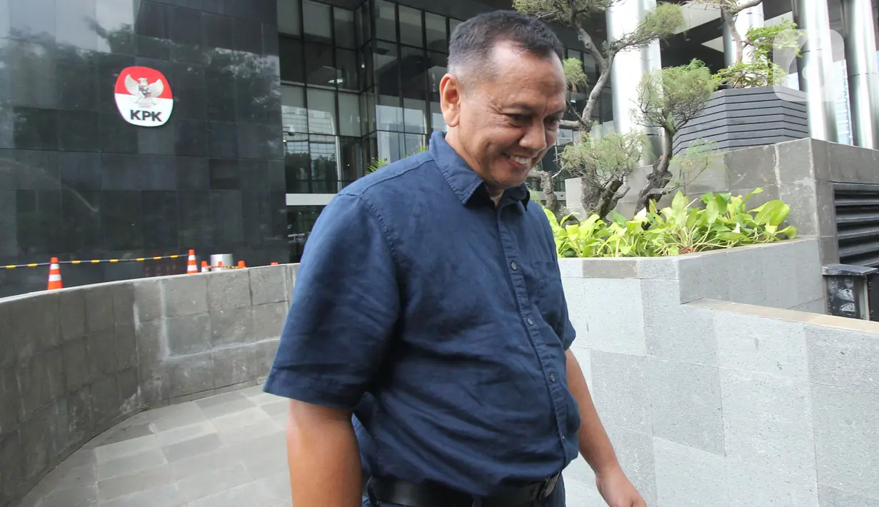 Direktur Operasional PT Pupuk Indonesia Logistik (PILOG), Budiarto meninggalkan gedung KPK seusai pemeriksaan di Jakarta, Selasa (26/11/2019). Budiarto diperiksa dalam kasus dugaan suap jasa angkut bidang pelayaran antara PILOG dengan PT Humpuss Transportasi Kimia (HTK). (merdeka.com/Dwi Narwoko)