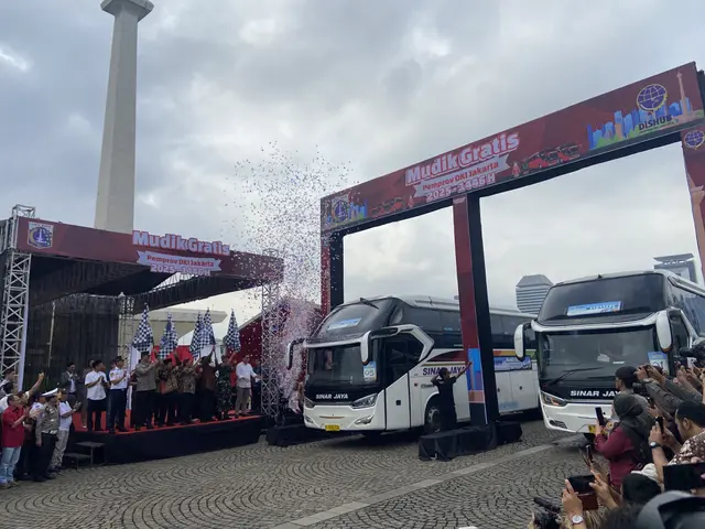 Gubernur Jakarta Pramono Anung melepas ribuan peserta mudik gratis 2025 yang diselenggarakan Pemerintah Provinsi (Pemprov) Jakarta. (Liputan6.com/Muhammad Radityo Priyasmoro).