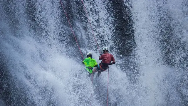 Bareng Ibnu Jamil, Ini 7 Momen Ririn Ekawati Lakukan Olahraga Ekstrem di Air Terjun